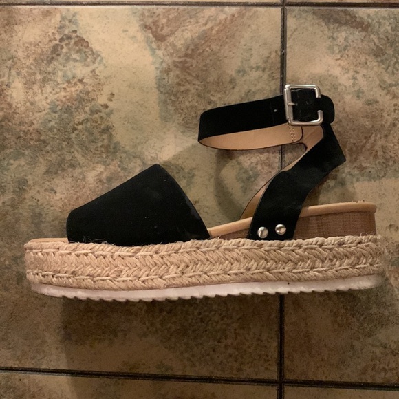 SODA Platform Sandals - Picture 3 of 9